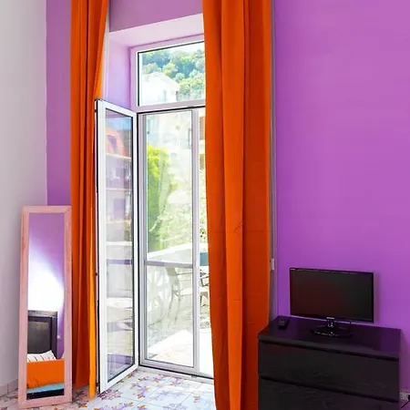 Artis Domus Relais & בית הארחה סורנטו